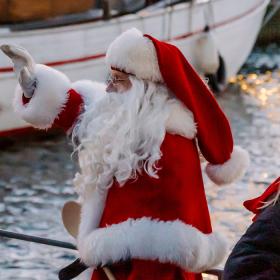 Julemanden kommer sejlende til Gl. Havn i Middelfart